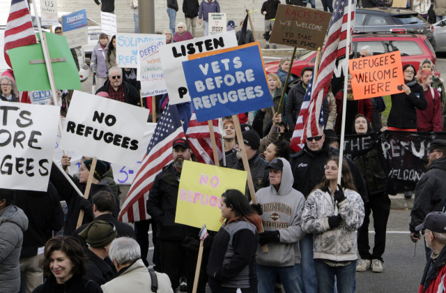 지난 2015년 11월 미국 워싱턴에서 시리아 난민 수용에 대한 시위가 열리고 있다. AP연합뉴스