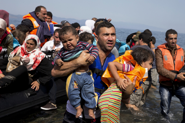 지난 2015년 9월 시리아 난민들이 보트를 이용해 터키에서 그리스 레스보스 섬에 도착하고 있다. AP연합뉴스