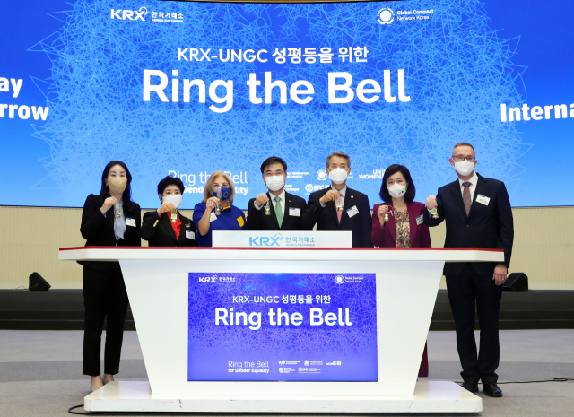 손병두(왼쪽 네번째) 한국거래소 이사장과 주요 관계자들이 16일 한국거래소 서울사옥에서 열린 ‘KRX-유엔글로벌콤팩트(UNGC) 성평등을 위한 링더벨’ 행사에서 기념 촬용을 하고 있다. 왼쪽부터 이정희 여성스타트업포럼 회장, 김상경 여성금융인네트워크 회장, 마리아 카스티요 페르난데즈 주한 EU 대사, 손 이사장, 권춘택 UNGC 한국협회 사무총장, 이복실 세계여성이사협회 한국지부 회장, 콜린 크룩스 주한 영국 대사. 사진제공=한국거래소
