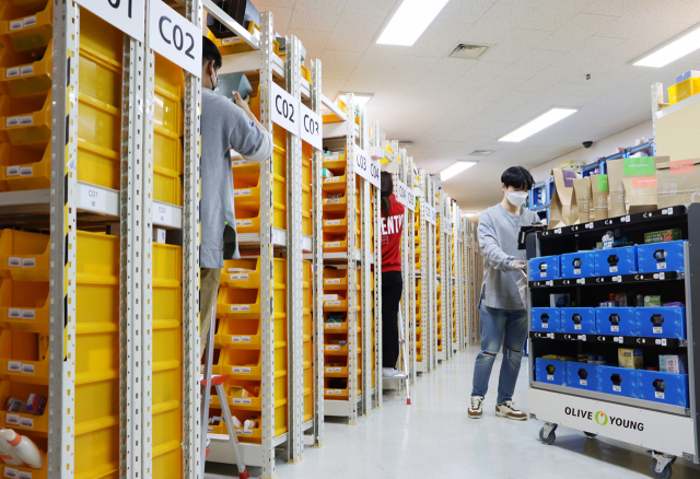 서울 강남에 위치한 CJ올리브영 도심형 물류거점에서 직원들이 제품을 살펴보고 있다. 사진=CJ올리브영