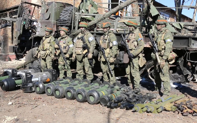15일(현지시간) 우크라이나 수도권 키이우(키예프) 지역에서 러시아 군인들이 노획한 서방 제공 무기들을 전시해 놓고 그 뒤에 도열해 있다. /키이우 타스=연합뉴스