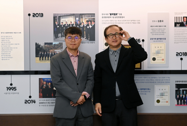 문찬석(사진 오른쪽)·김종오 대표 변호사가 법률사무소 선능 사무실에서 포즈를 취하고 있다. 권욱 기자