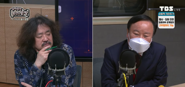 방송인 김어준씨(왼쪽)와 김재원 국민의힘 최고위원(오른쪽). 유튜브 캡처