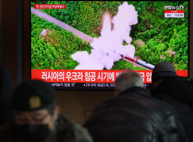 북한이 지난달 27일 ICBM 체계 관련 미사일 발사시험을 감행하자 서울역 대합실에서 시민들이 관련 뉴스를 시청하고 있다. 북한은 이달 5일에도 해당 ICBM 체계 관련 시험발사를 한 데 이어 16일에도 미상의 발사체를 쏘았으나 실패한 것으로 보인다. /연합뉴스