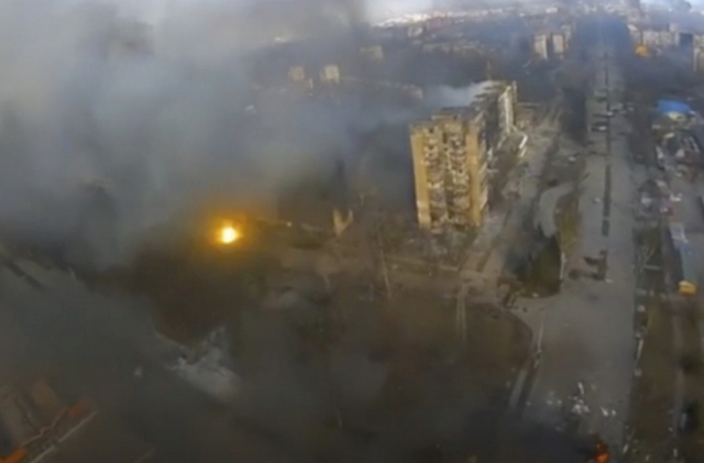 지난 14일(현지시간) 러시아군 폭격을 받은 우크라이나 남부 항구도시 마리우폴의 건물 여러 곳에서 검은 연기가 솟아오르고 있다. AP 연합뉴스