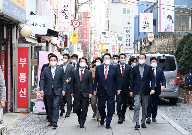 윤석열 대통령 당선인이 16일 오후 서울 종로구 통의동에 위치한 한 식당에서 점심 식사를 마친 후 안철수 인수위원장, 권영세 인수위 부위원장, 원희룡 기획위원장 등과 함께 산책하고 있다./성형주기자