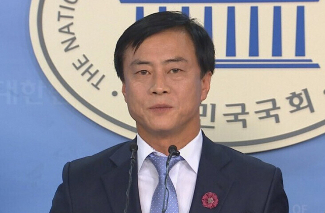 이강호 인천 남동구청장이 16일 뇌물수수와 정치자금법 위반 혐의로 검찰에 송치됐다. 연합뉴스