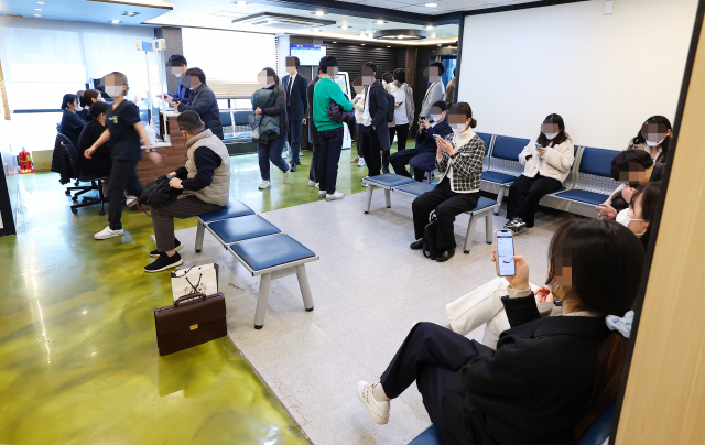 코로나19 신규확진자 수가 40만명을 넘어선 16일 코로나19 호흡기 진료 지정 의료기관으로 지정된 서울 시내의 한 이비인후과에서 시민들이 코로나 검사를 기다리고 있다. 연합뉴스