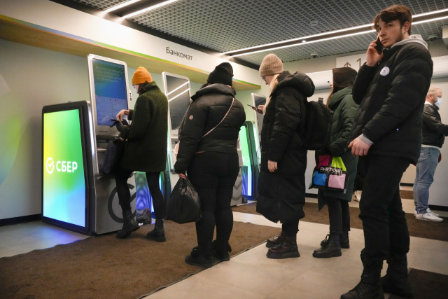 러시아 시민들이 지난달 25일 현금을 찾기 위해 현금자동입출금기(ATM) 앞에 줄을 서 있다. AP연합뉴스