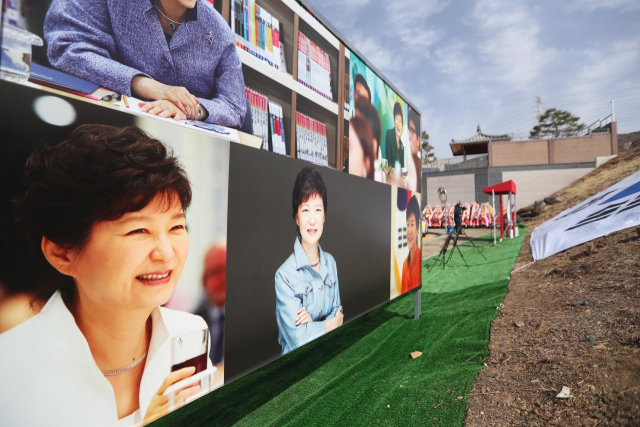 지난 15일 대구 달성군 유가읍 쌍계리 박근혜 전 대통령 사저 앞에 지지자들이 박 전 대통령을 환영하며 설치한 다양한 사진들이 눈길을 끌고 있다. /연합뉴스