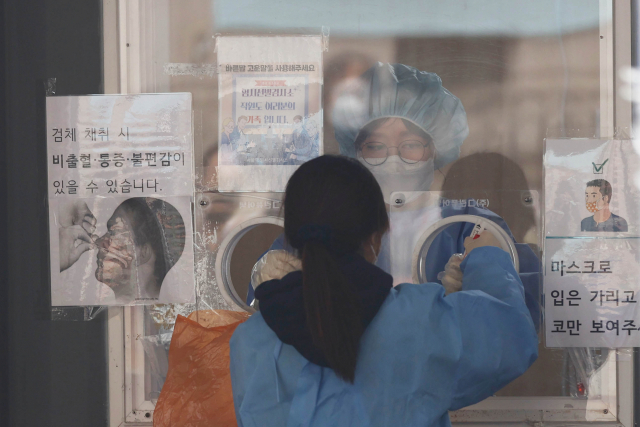 16일 오전 코로나19 임시선별검사소에서 의료진이 운영에 앞서 PCR검사를 하고 있다. /연합뉴스