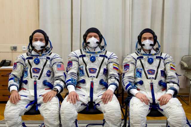 지난해 4월 9일(현지시간) 미국 항공우주국(NASA)의 마크 반데 헤이(왼쪽부터)가 러시아 연방우주공사(로스코스모스) 소속 올레그 노비츠키, 표트르 두브로프 승무원과 카자흐스탄 바이코누르 우주기지에서 기념 사진을 남겼다. 로이터 연합뉴스