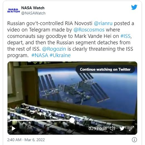 우주뉴스 블로그 'NASA 워치'는 6일(현지시간) 트위터에 러시아 연방우주공사가 제작한 우주비행사를 두고 떠나는 영상을 공유했다. 연합뉴스=NASA 워치 트윗 캡처