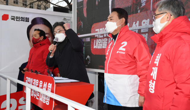 유승민 전 의원이 지난달 17일 서울 종로구 동묘앞역 일대에서 열린 