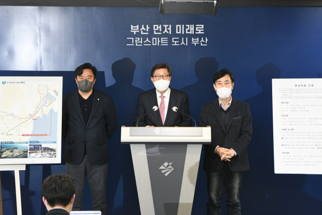 17일 박형준 부산시장이 기자회견을 열고 오시리아 관광단지 일대의 교통소통에 대한 근본적인 대책을 발표하고 있다./사진제공=부산시