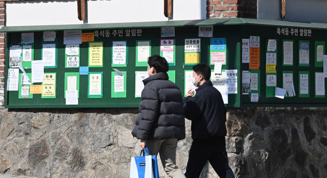 서울시내 한 대학교 캠퍼스에서 학생들이 걸어가고 있다./서울경제DB