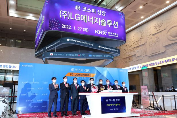 지난 1월 27일 서울 여의도 한국거래소에서 열린 LG에너지솔루션의 코스피 신규상장 기념식에 참석한 관계자들이 매매 개시를 축하하고 있다. /서울경제 DB