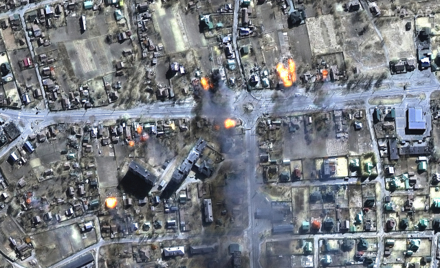 16일(현지시간) 우크라이나 북부 체르니히우 주거지역의 주택들이 러시아군의 포격에 화염과 연기가 치솟고 있다. EPA 연합뉴스
