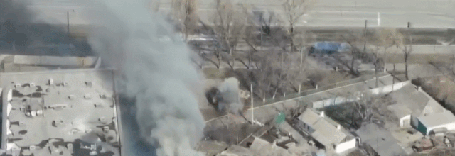 [영상] 불타는 'Z'…우크라軍이 공개한 러 장갑차 포격 순간
