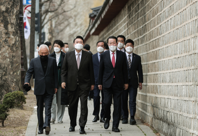 윤석열 대통령 당선인이 17일 오후 서울 종로구 통의동 당선인 집무실 인근 식당에서 오찬을 한 뒤 김한길 국민통합위원장, 박주선 대통령취임식준비위원장, 김병준 지역균형발전특별위원장 등과 산책하고 있다. 사진 제공=국민의힘