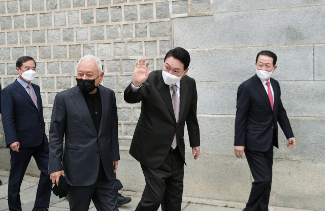 윤석열 대통령 당선인이 17일 오후 서울 종로구 통의동 당선인 집무실 인근 식당에서 오찬을 한 뒤 김한길 국민통합위원장, 박주선 대통령취임식준비위원장, 김병준 지역균형발전특별위원장 등과 산책하며 시민들에게 인사하고 있다. 국민의힘 제공