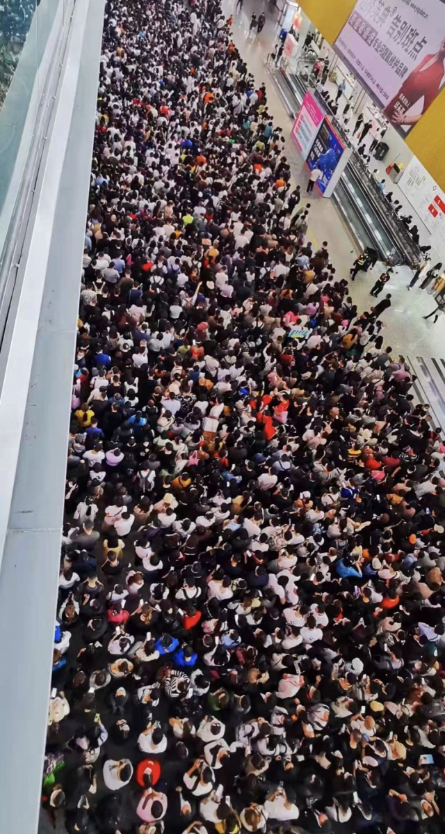 코로나19 의심 환자가 1명 나왔다는 이유로 중국 광저우시의 파저우 컨벤션센터 건물에 갇힌 수만명의 관람객들이 PCR 검사를 받기 위해 기다리고 있다. 웨이보 캡처