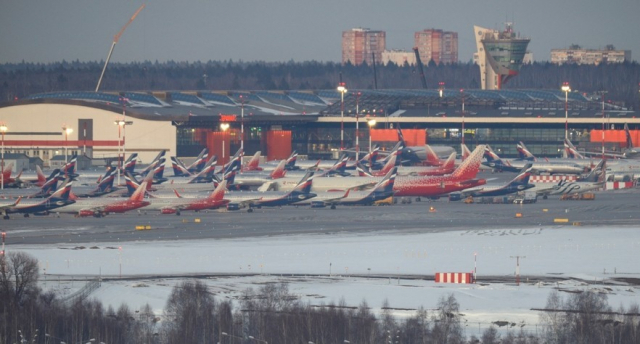미국과 유럽연합(EU), 캐나다 등의 영공 비행이 금지된 러시아 항공사 소속 여객기들이 지난 1일(현지시간) 모스크바 셰레메티예보 국제공항에서 대기하고 있다. 로이터 연합뉴스