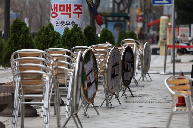 17일 오후 영업 시작을 앞둔 서울 종로구의 한 주점에 야외테이블이 놓여 있다.