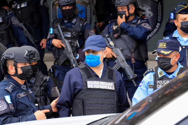 후안 올란도 에르난데스 전 온두라스 대통령이 지난달 15일 그의 자택 앞에서 체포되고 있다. 로이터연합뉴스