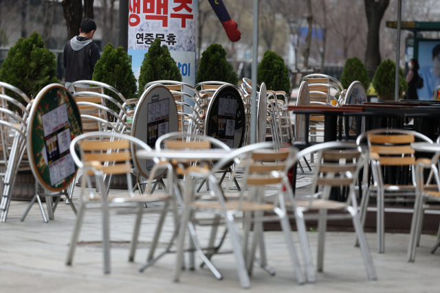 손님 기다리는 주점의 테이블 (서울=연합뉴스) 김주성 기자 = 17일 오후 영업 시작을 앞둔 서울 종로구의 한 주점에 야외테이블이 놓여 있다. 연합뉴스