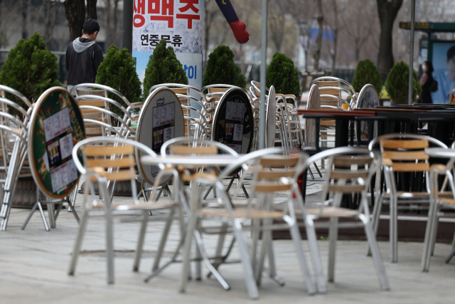 17일 오후 영업 시작을 앞둔 서울 종로구의 한 주점에 야외테이블이 놓여 있다. 연합뉴스