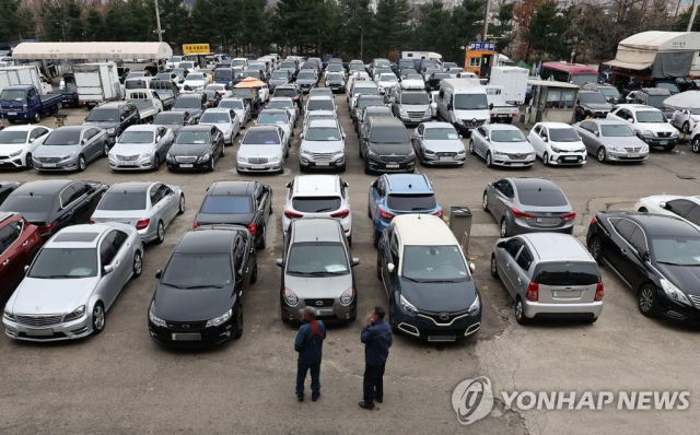 17일 서울 장안평중고차매매시장에 차량들이 주차돼 있다. /연합뉴스