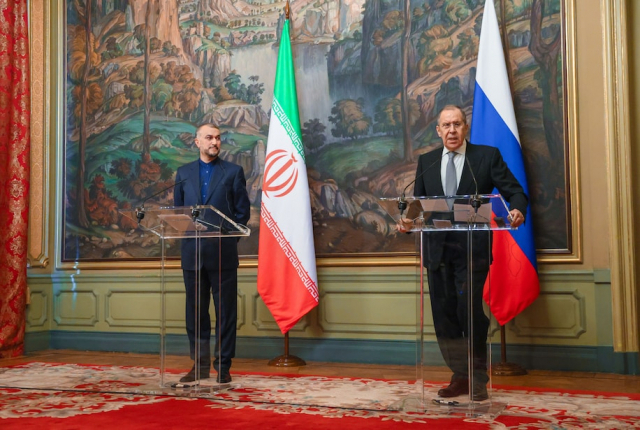 세르게이 라브로프(오른쪽) 러시아 외무장관과 호세인 아미르압둘라히안 이란 외무장관이 지난 15일 러시아 모스크바에서 열린 회담을 진행한 후 공동 기자회견장에서 질문에 답하고 있다. EPA연합뉴스