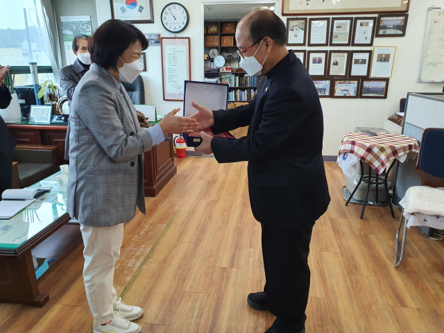 권진희 전국학부모단체연합 김천지부장(왼쪽)이 18일 비정상적인 학교 성정체성교육 반대와 경상북도가 백신패스를 철회하는데 노력한 박판수 경북도의회 의원에게 감사패를 전달하고 있다.