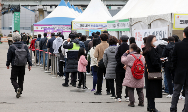시민들이 18일 서울역 광장에 마련된 코로나19 임시 선별검사소에서 검사를 받기 위해 줄을 서 있다. 연합뉴스