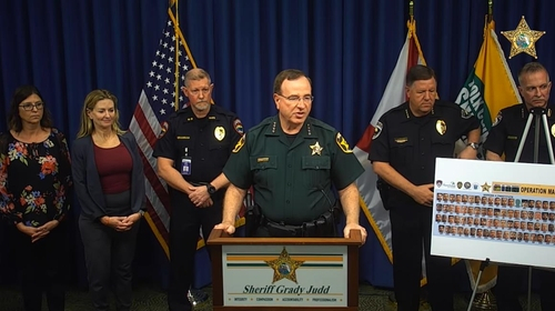 미국 플로리다주 경찰은 디즈니의 전·현직 직원 4명을 포함해 108명을 아동 성범죄 혐의 등으로 체포했다. 플로리다주 포크 카운티 보안관실 유튜브 캡처