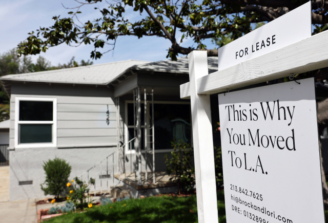 지난 15일(현지시간) 미국 LA에 있는 한 주택에 임대를 알리는 팻말이 세워져 있다. AFP연합뉴스
