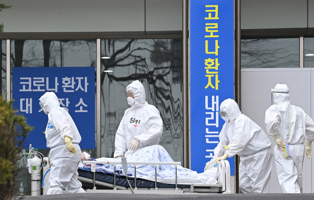 18일 서울 은평구 서북병원에 코로나19 위중증 환자가 이송되고 있다. 이날 코로나19 신규 확진자는 40만 7017명이 늘었고 코로나19 사태 이후 두 번째로 많은 301명이 사망했다. 오승현 기자