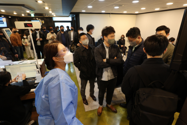 18일 서울 시내의 한 이비인후과에서 의료진이 코로나19 전문가용 신속항원 검사 대기자 이름을 부르고 있다. 연합뉴스