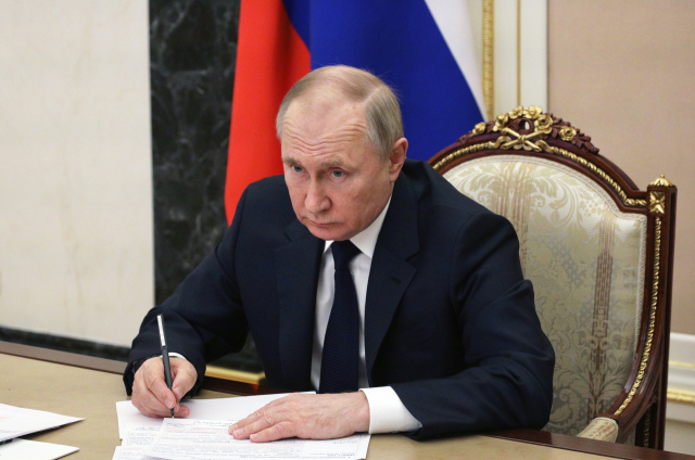 블라디미르 푸틴 러시아 대통령이 10일(현지시간) 모스크바 크렘린궁에서 화상을 통해 각료회의를 주재하고 있다. EPA연합뉴스