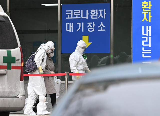 18일 서울 은평구 서북병원에 코로나19 환자가 이송되고 있다. /오승현 기자