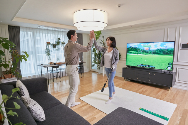 고객들이 집에서 TV와 연결해 스크린 골프를 즐기고 있다. /사진제공=GS샵