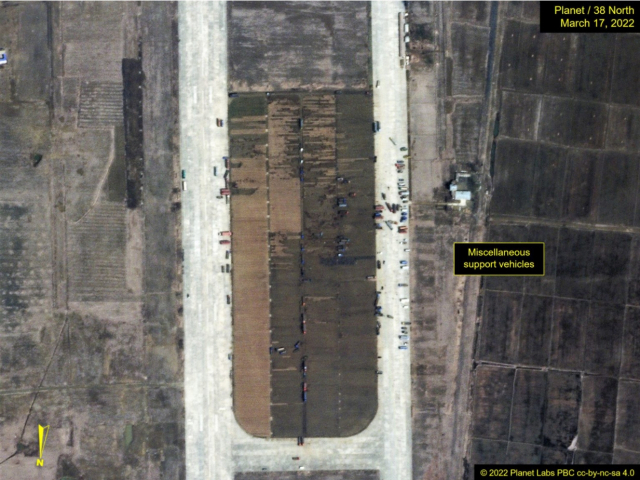 북한이 신형 대륙간탄도미사일(ICBM) '화성-17형'으로 추정되는 탄도미사일을 시험 발사한 다음 날 발사 현장에서 정화작업을 진행한 정황이 포착됐다. 미국의 북한 전문매체 '38노스'는 발사 장소였던 북한 평양의 순안공항을 17일(현지시간) 촬영한 상업위성 사진을 바탕으로 이같이 판단했다. 위성 사진에 따르면 공항에 있는 두 개의 평행활주로 및 그사이 들판에서 약 50대의 차량이 목격됐다. 연합뉴스
