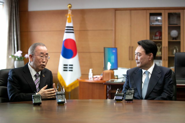 윤석열 대통령 당선인이 18일 오후 서울 종로구 통의동 당선인 집무실에서 반기문 전 유엔사무총장과 면담하고 있다. /연합뉴스