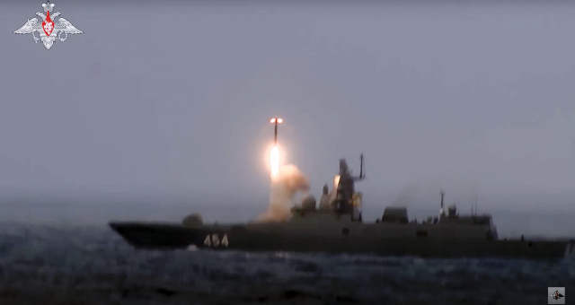 러시아 구축함이 극초음속 크루즈 미사일인 '지르콘' 발사 훈련을 하고 있는 모습/연합뉴스