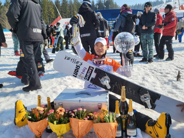 한국 선수 최초로 FIS 월드컵 시즌 종합 우승을 차지한 이상호가 트로피를 들어 보이고 있다. 사진 제공=대한스키협회