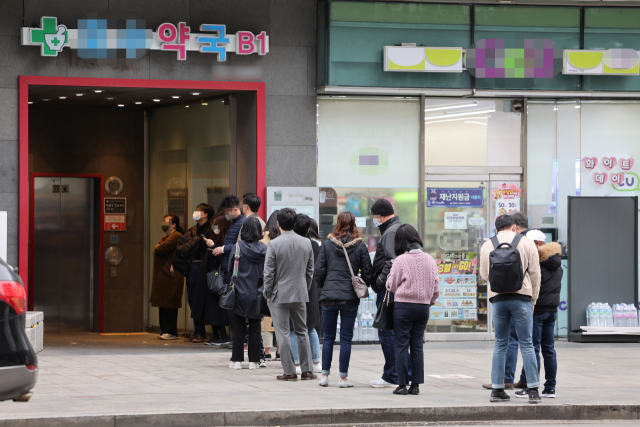 지난 18일 서울 시내의 한 이비인후과 앞에 코로나19 전문가용 신속항원검사를 하기 위해 피검자들이 대기하고 있다. 연합뉴스