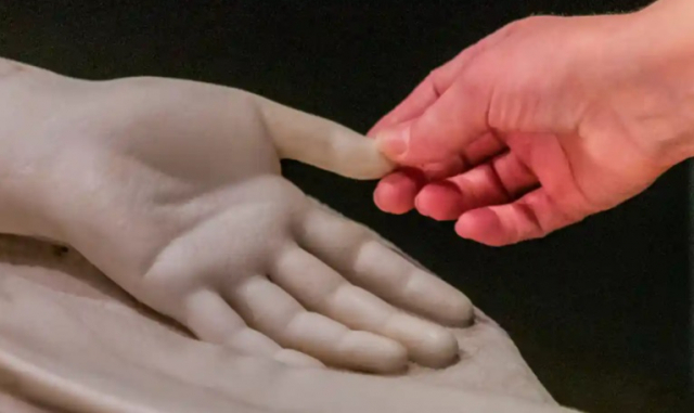 감정 전문가는 이 조각상에 대해 “발과 손가락으로 이어지는 부드러운 곡선이 카노바의 전형적인 특성을 반영하고 있다