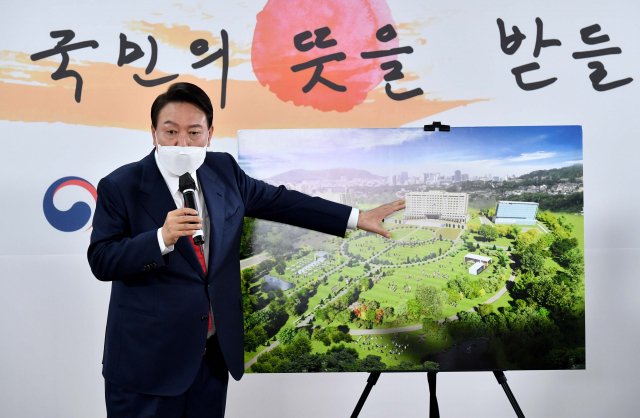 윤석열 대통령 당선인이 20일 서울 종로구 삼청동 대통령직인수위원회 회견장에서 대통령실 용산 이전과 관련해 기자회견을 하고 있다. /성형주 기자