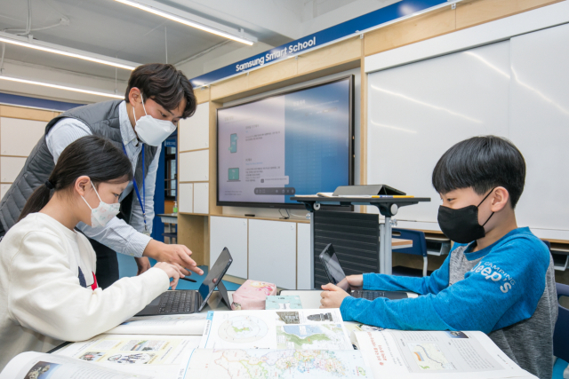 경기 수원 연무초등학교 삼성 스마트스쿨에서 학생들이 갤러시 탭과 삼성 플립 등 정보기술(IT) 기기를 활용해 수업을 하고 있다. 사진 제공=삼성전자